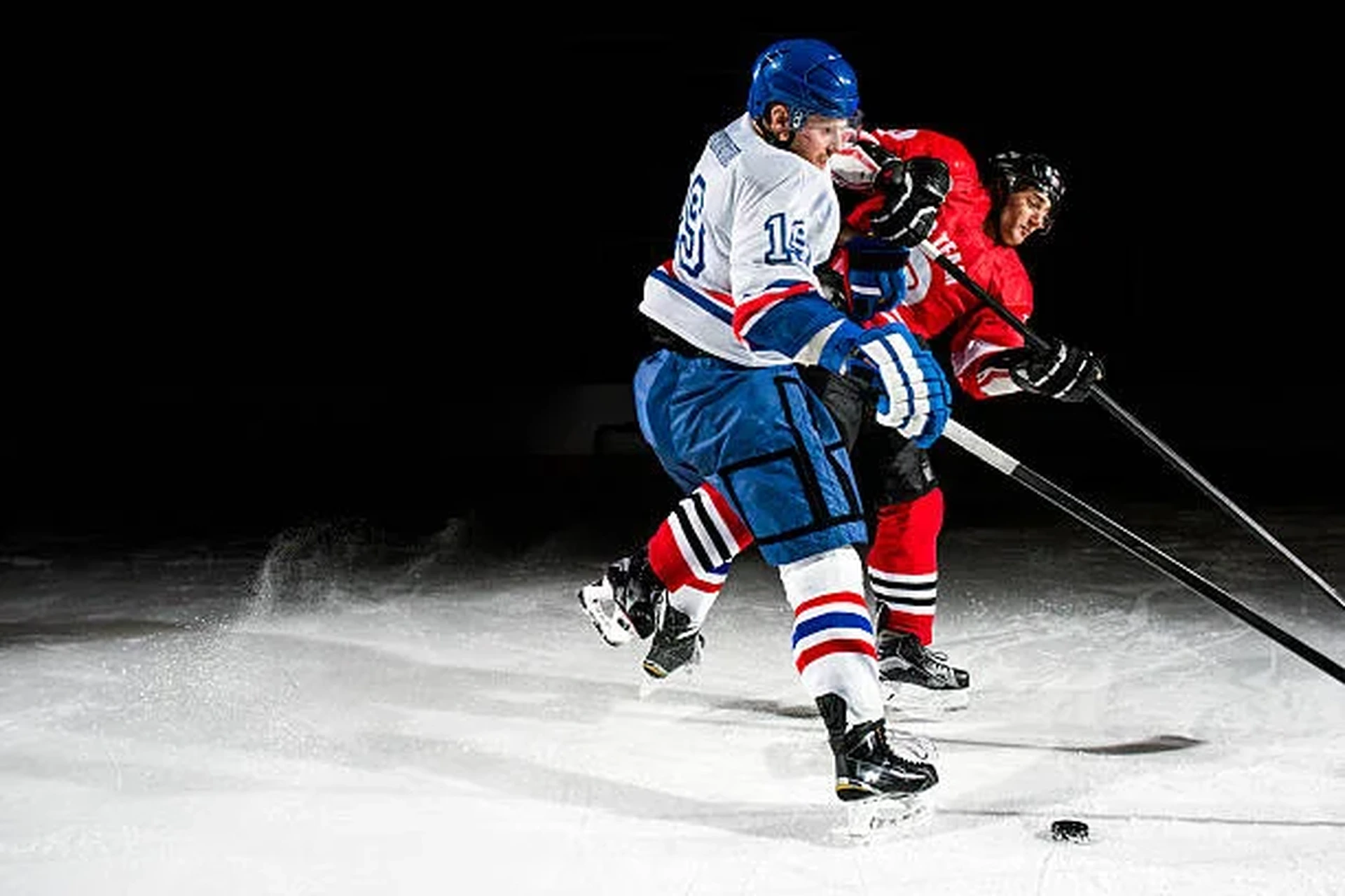 澳洲幸运十冰球运动员带球突破防守