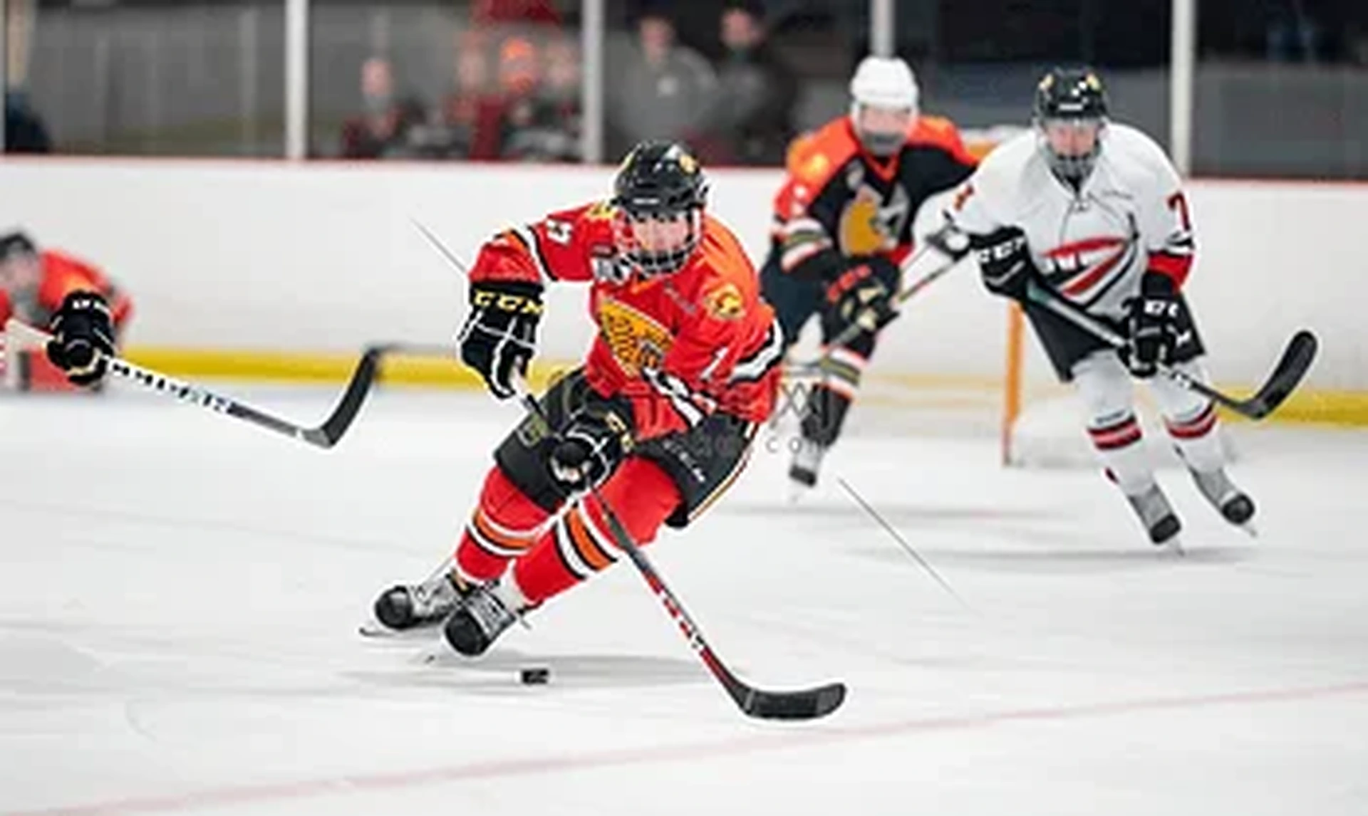 澳洲幸运十冰球运动员射门精彩瞬间