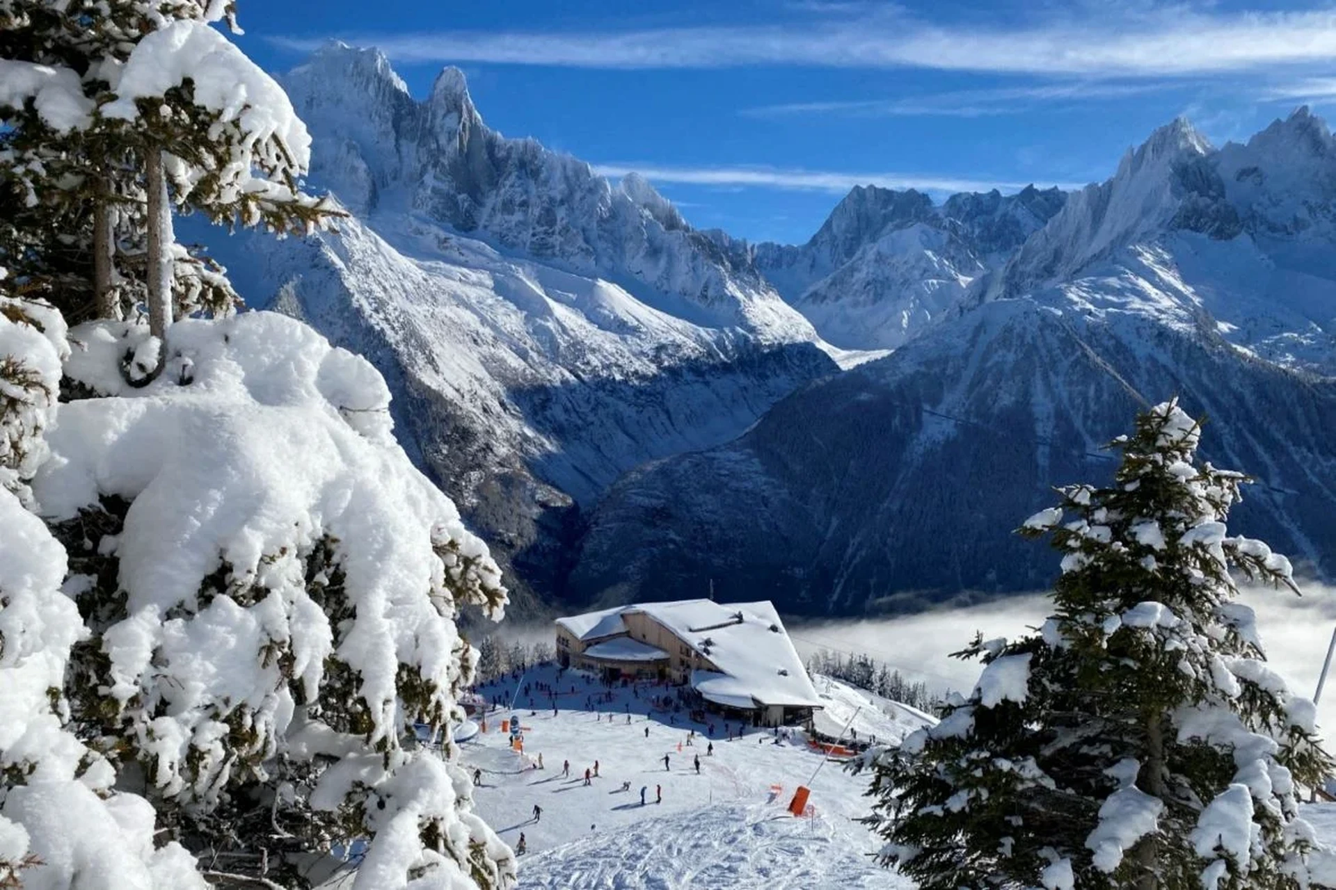 澳洲幸运十推荐霞慕尼勃朗峰滑雪场景
